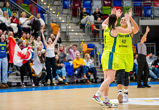 Bridget Carletonová a Brionna Jonesová z USK Praha slaví.