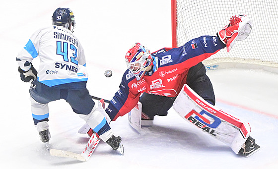 Pardubický gólman Roman Will zasahuje proti libereckému Filipu Sandbergovi.