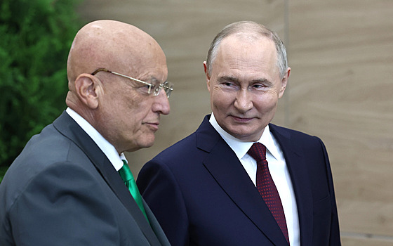 Ruský prezident Vladimir Putin hovo�í se Sergejem Karaganovem v Petrohradu. (7....