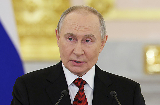 Ruský prezident Vladimir Putin se v Kremlu ú�astní ceremonie p�ijetí...