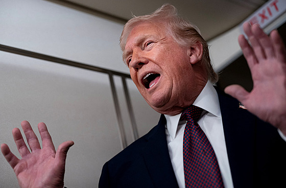Donald Trump mluví s noviná�i na palub� Air Force One, který prezidenta...
