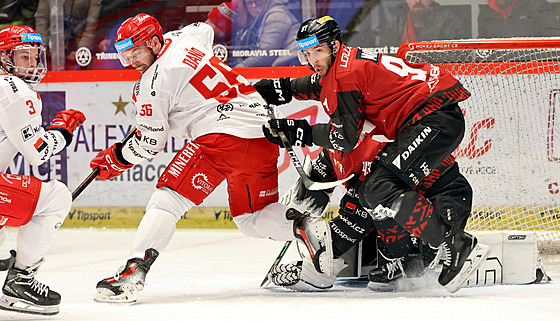 T�ine�tí úto�níci Petr Sikora a Marko Da�o bojují p�ed brankou Sparty s...
