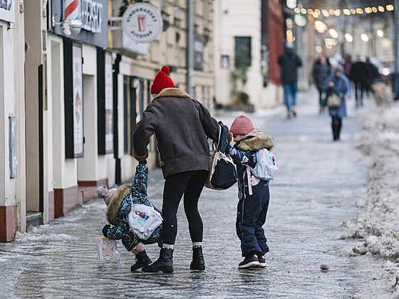 Praha se potýkala op�t s ledovkou. N�které chodníky a cesty stále nebyly...
