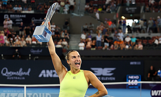 B�loruská tenistka Aryna Sabalenková pózuje s trofejí pro �ampionku turnaje v...