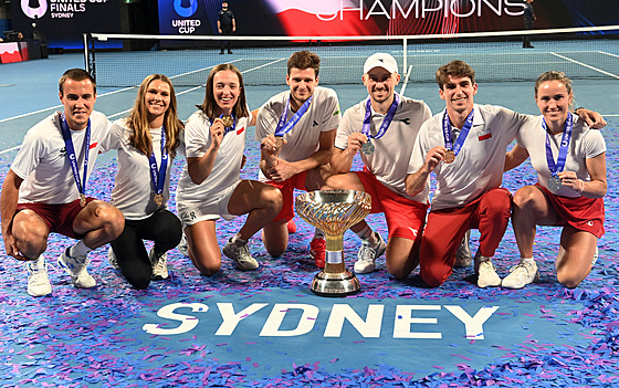 Pol�tí tenisté slaví vít�zství v United Cupu. Ve finále za�ídil vyrovnání...