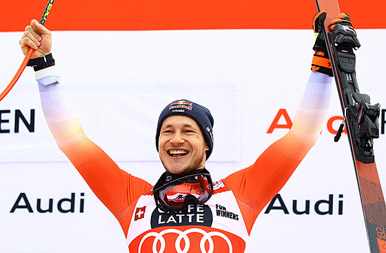 Marco Odermatt se raduje z triumfu ve sjezdu ve Wengenu.