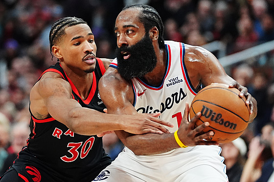 James Harden (vpravo) z LA Clippers si hlídá balon, o který se ho sna�í obrat...