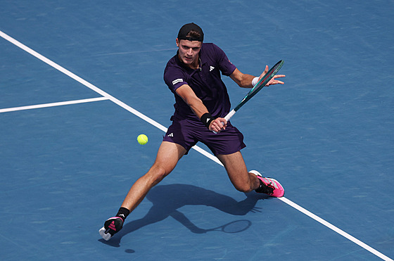 Jakub Men�ík si jde pro bekhend v semifinále turnaje v Aucklandu.