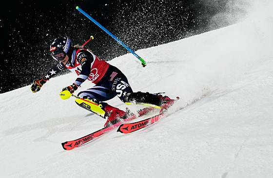 Mikaela Shiffrinová b�hem no�ního slalomu ve Flachau.