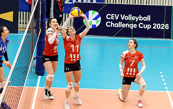 Volejbalistky TJ Ostrava Michaela Drozdová (vlevo) a Andrea �trbová sledují...