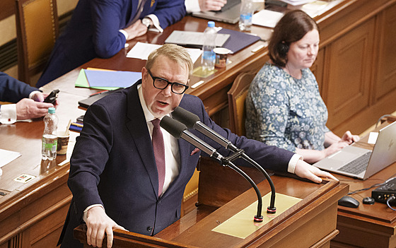 Ministr práce a sociálních v�cí Ale� Juchelka p�ed hlasováním o d�v��e vlád�...