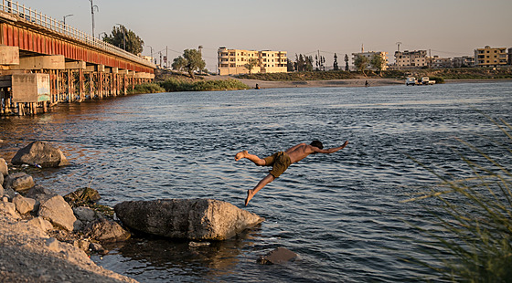 Lidé se za soumraku koupají v �ece Eufrat poblí� syrského m�sta Rakka. (3....
