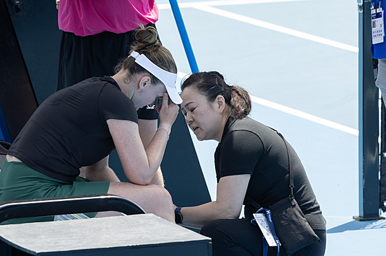 Barbora Krej�íková si nechává o�et�ovat levé koleno b�hem prvního kola turnaje...