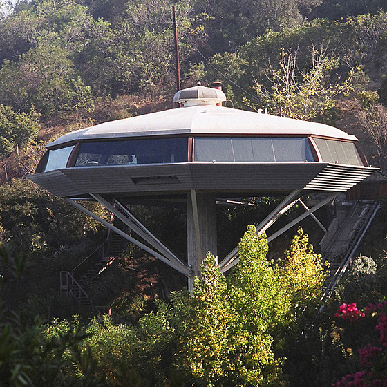 Chemosphere je modernistický d�m na adrese 7776 Torreyson Drive v Los Angeles v...