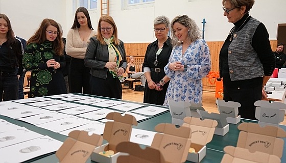 Úsp�ným �ák�m osobn� poblahop�ála také Jindra Zalabáková, 1. nám�stkyn�...