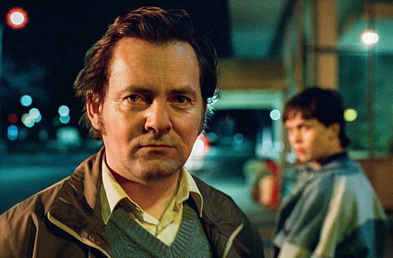 Petr Ln�ni�ka jako vy�et�ovatel Markovi� a Maxmilián Kocek jako spartakiádní...