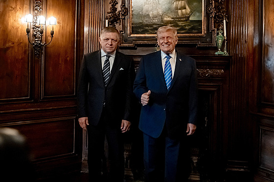 Slovenský premiér Robert Fico a americký prezident Donald Trump p�i setkání v...