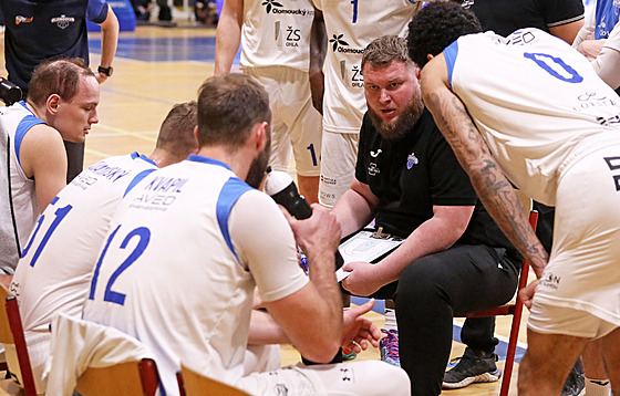 Mat�j Musil hovo�í k basketbalist�m Olomoucka.