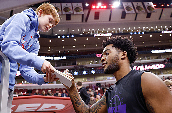 Brice Sensabaugh z Utah Jazz se podepisuje fanou�kovi Chicago Bulls.
