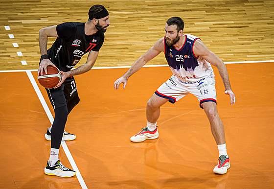 David Jelínek z Brna brání v zápase s Nymburkem. U mí�e Vojt�ch Hruban.