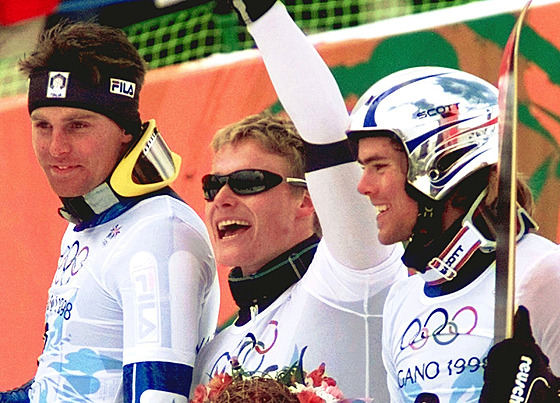 Bronzový snowboardista z naganské olympiády Ueli Kestenholz (vpravo) se svými...