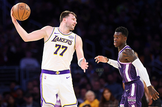 Luka Don�i� (77) z Los Angeles Lakers  si v zápase se Sacramento Kings kryje...