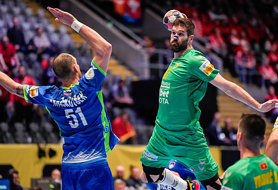 Vuko Borozan z �erné Hory st�ílí na slovinskou bránu.