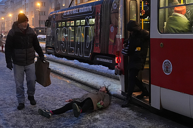Potíže mají autobusy i vlaky. Kvůli ledovce ve středních Čechách nejede řada spojů
