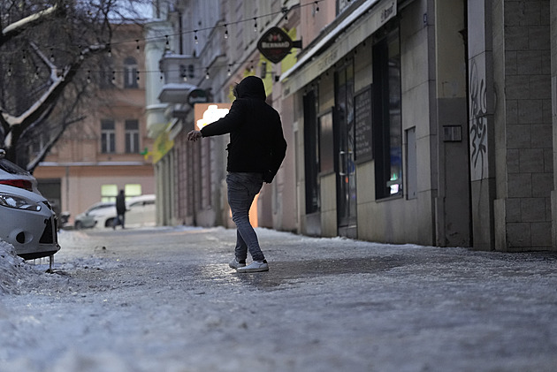 Na zimní údržbu jsou městské části Prahy často samy. Jak na odškodné za úraz?