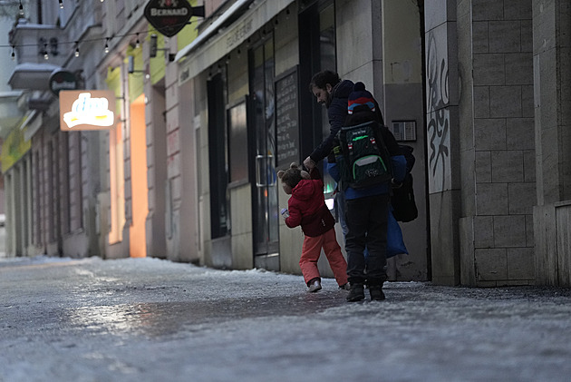 Ledovka v Praze komplikuje dopravu. Ruší se spoje do středočeských obcí