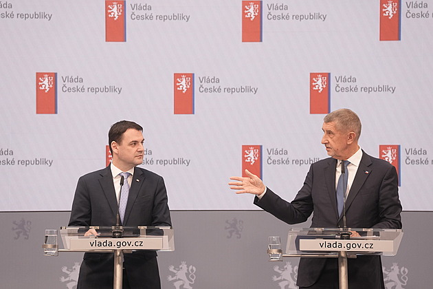 Opozice požaduje, aby se Babiš distancoval od Macinkova počínání