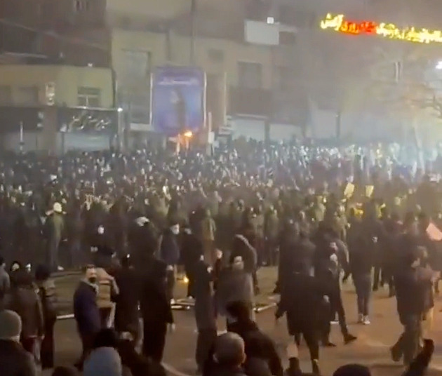 Pahlaví burcuje Íránce k dalším protestům, armáda hrozí ochranou národních zájmů