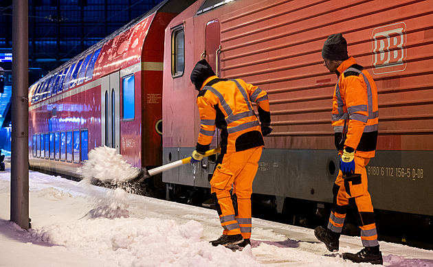 Ve Francii a Británii zůstávají tisíce lidí bez proudu, Německo zprovoznilo železnici