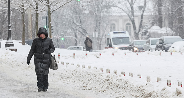 Ukrajinci mrznou. Kvůli ruským útokům na elektrárny je trápí omrzliny a podchlazení
