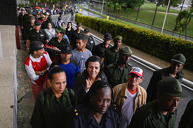 Zmasakrovaná Madurova ochranka se vrátila v urnách. Kuba vzdávala hold