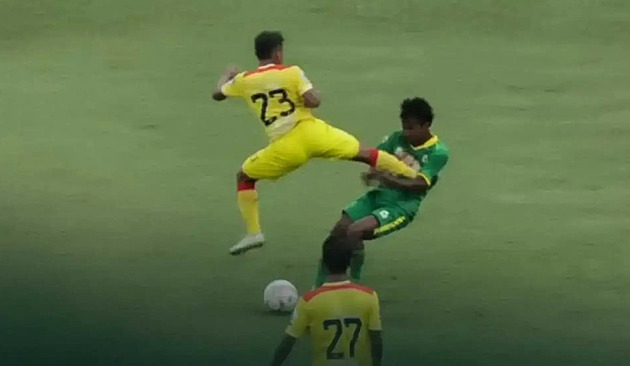 Fotbal už si nezahrají. V Indonésii udělili dva doživotní zákazy za brutální zákroky