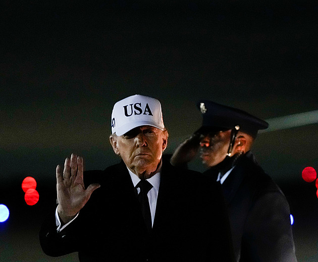 Trump uvalil clo na země obchodující s Íránem. Řeší se i tamní jaderný program