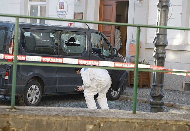 Ženu v Chřibské možná zasáhla policejní kulka při přestřelce s útočníkem