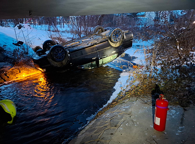Náledí a chvíle hrůzy. Řidič skončil v potoce koly vzhůru, další boural opilý
