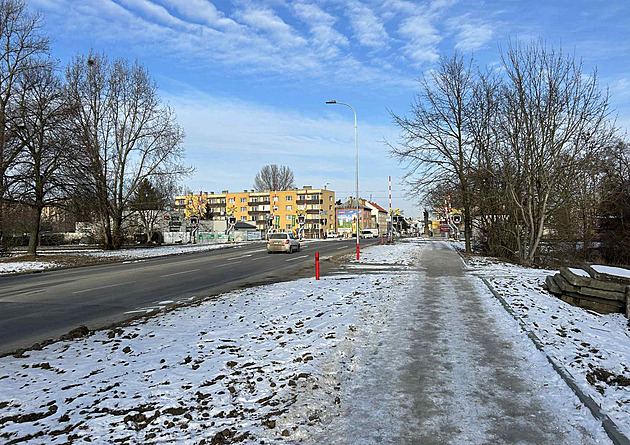 Údržba cyklostezek je v zimě tristní, štve cyklisty. Prioritou jsou cesty, namítá město