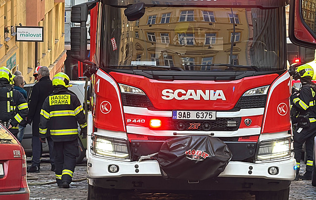 Zásah Fénixu u požáru na Žižkově. Jeden člověk zemřel, druhý je ve vážném stavu