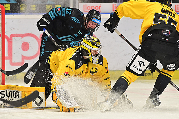 ONLINE: Kladno zničilo Vítkovice, derby ve Varech se prodlužuje. Třinec předčil Spartu