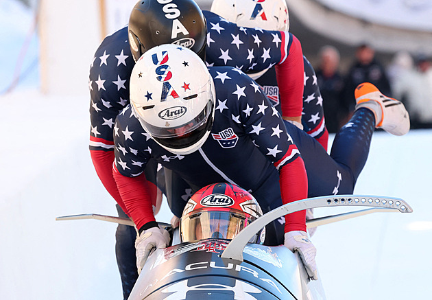 Aha… tak on to dojel bez posádky. Komentátor Bažant přehlédl krizovou jízdu