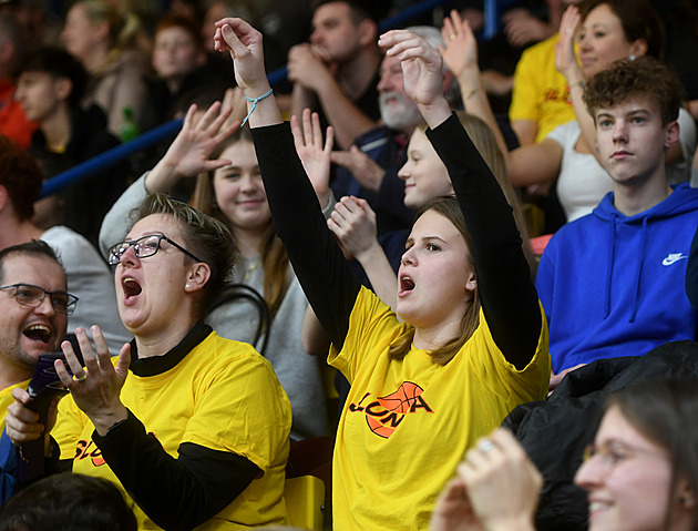 Oranžová fantazie. Ústí obléklo šéfa do kulichu, Vyoral provokoval fanoušky