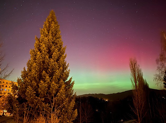 Noční Česko rozjasnila výrazná polární záře, lidé sdíleli magické fotografie