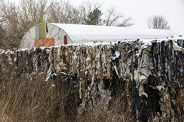 Na statku u Vyškova dál zůstávají haldy odpadu, policie stíhá firmu a dva lidi