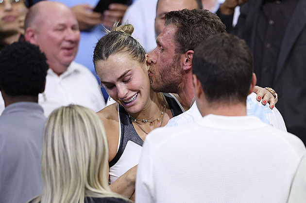 Snaží se oslnit soupeřky? Sabalenková není jediná, kdo hraje s diamantem