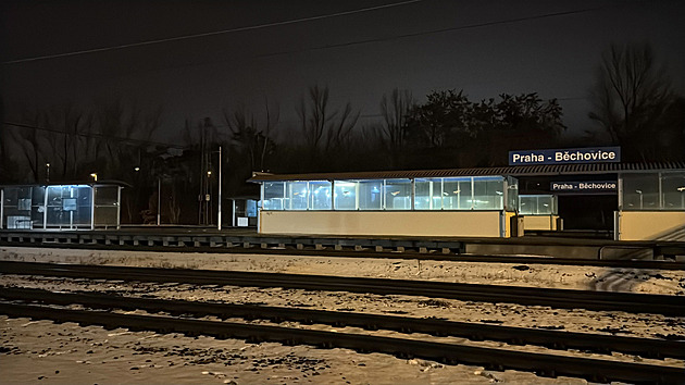 Střet vlaku s člověkem zastavil provoz na východě Prahy