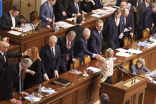 Vláda, šumaři a kabaretiéři. Jak Piráti využili své nezadatelné právo se ztrapnit