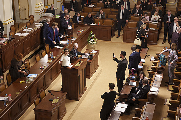 Proč se pořád ptáme, proč ženy nekandidují, místo toho, abychom řešili neefektivní provoz politiky?